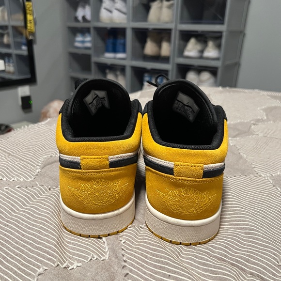jordan 1 low sail university gold